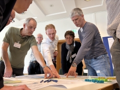 Personen, die sich mit einer Karte beschäftigen