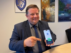 Bürgermeister mit Handy in der Hand 