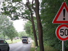 Schild mit 50 und Ausrufezeichen
