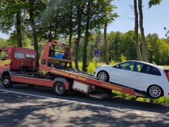 Weißes Auto auf Abschleppfahrzeug