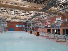 Turnhalle mit Gerüst aufgebaut