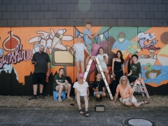 Gruppe von Menschen vor Graffiti