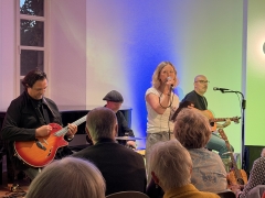 Drei Musiker mit Cajon, Gitarre und Bass