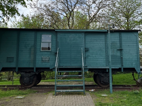 Grüner Bauwagen mit blauem Himmel.