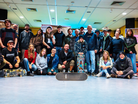 Personengruppe mit Skateboards