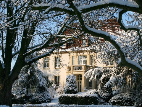 Bild zeigt das Musikschulgebäude im Schnee