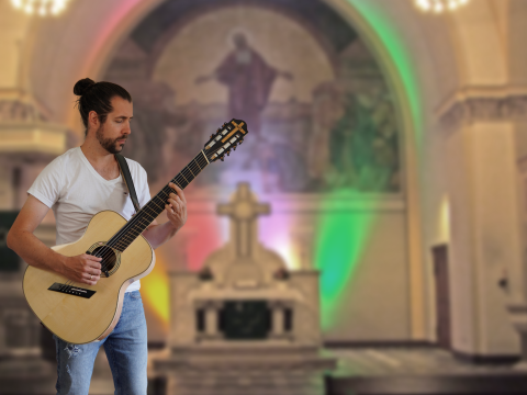 Altar und Musiker mit Gitarre