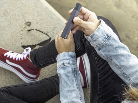 Vape, die in der Hand gehalten wird