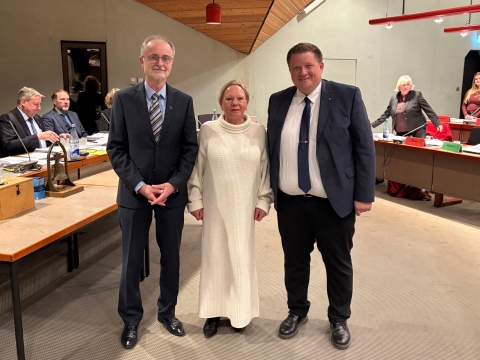 Zwei Männer und in der Mitte eine Frau. 