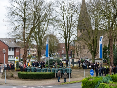 gedenkende Menschen vor einer Kirche 