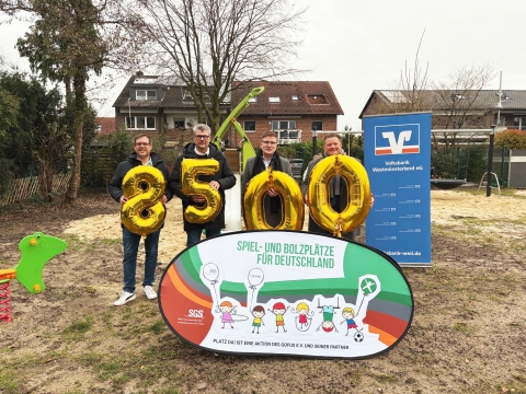 Vier Männer mit Buchstaben in Gold, die 8500 ergeben