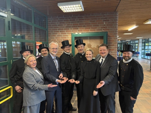 Schornsteinfeger und Funktionsträger im Foyer