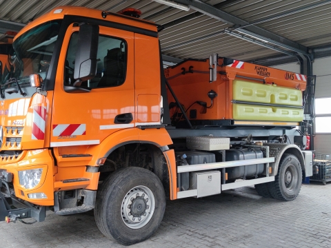 orangenes Streufahrzeug