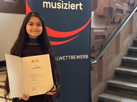 Bild zeigt eine Schülerin mit Urkunde bei Jugend musiziert
