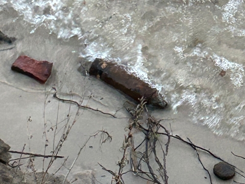 Panzergranate am Rand des Silbersees