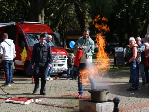 Mann löscht mit Feuerlöscher Brand