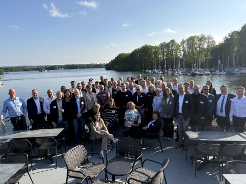 Menschen auf einem Boot für Foto aufgestellt 