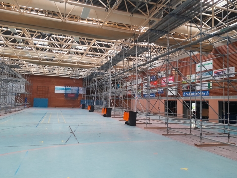 Turnhalle mit Gerüst aufgebaut