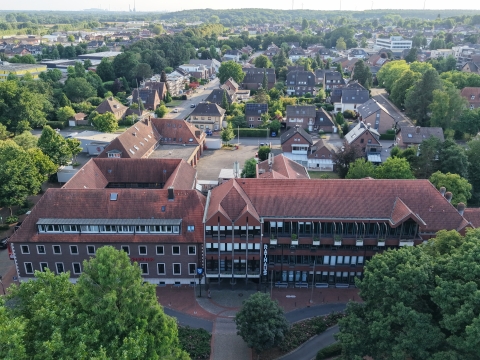 Aufnahme von einem Gebäude umgeben von Bäumen