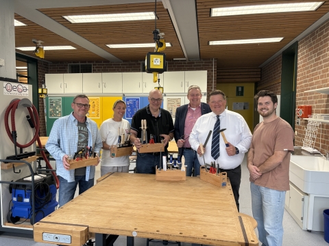 Gruppe von Menschen im Technikraum