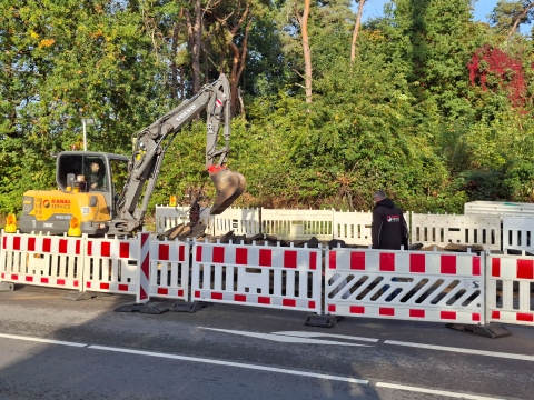 Abgesicherte Baustelle mit Bagger