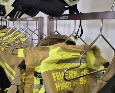 Einsatzbekleidung der Feuerwehr auf einem Kleiderständer