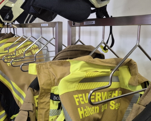 Einsatzbekleidung der Feuerwehr auf einem Kleiderständer