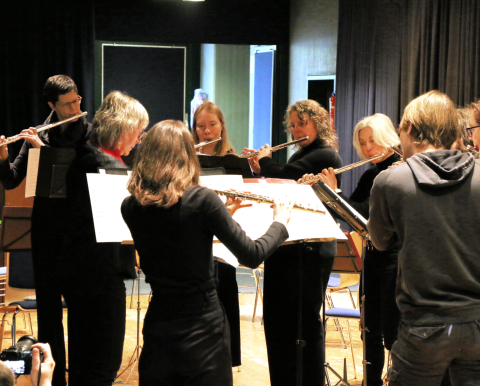 Das Bild zeigt ein Querflötensensemble; Querflötengruppe musiziert gemeinsam