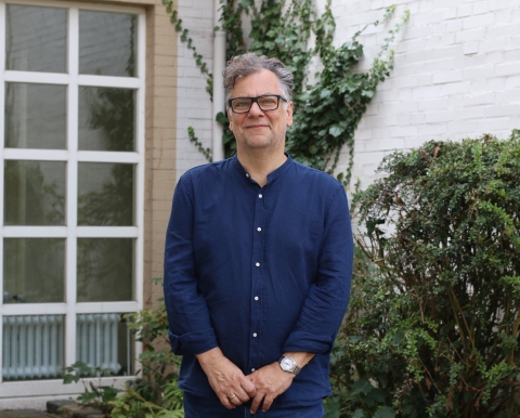 Das Bild zeigt männliche Person vor dem Musikschulgebäude