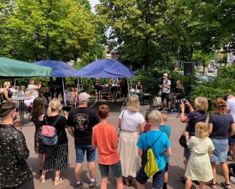 Bild zeigt den Auftritt der Rockband beim Sommerfest