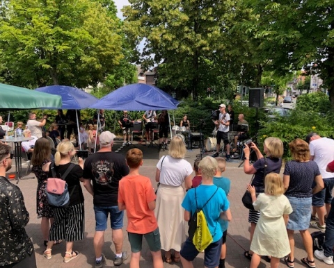 Bild zeigt den Auftritt der Rockband beim Sommerfest