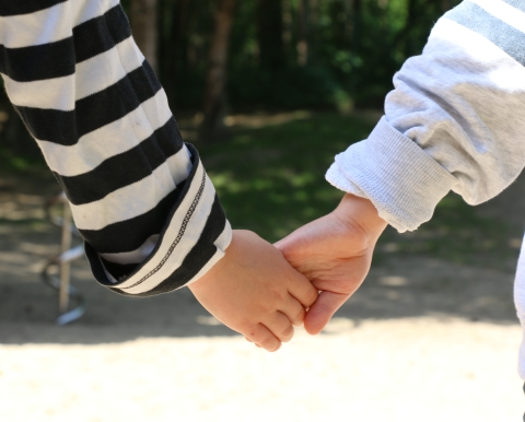 Zwei Kinder gehen Hand in Hand
