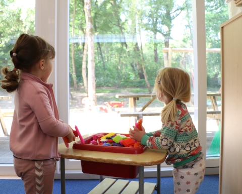 Zwei Kinder und Spielzeug