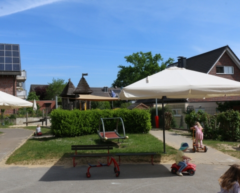 Außengelände und Kinder auf Fahrzeugen