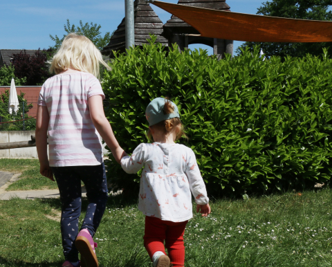 Zwei Kinder gehen Hand in Hand