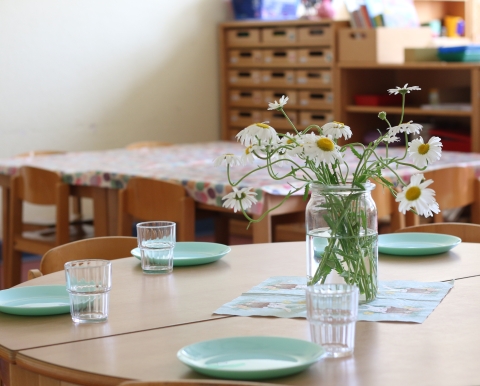 Gedeckter Tisch mit Blumen