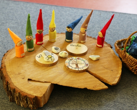 Baumscheibe mit bunten Püppchen