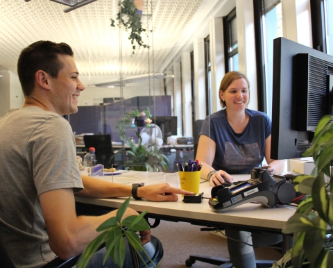 Ein Bürger sitzt an einem Schreibtisch im Bürgerbüro