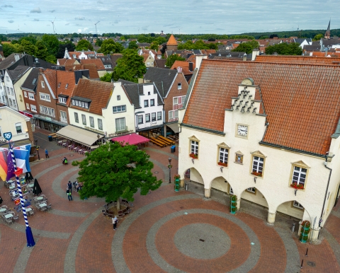 Luftaufnahme von einem alten Gebäude und einem Marktplatz