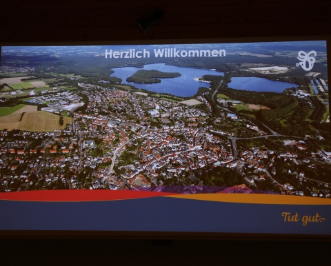 Folie auf der steht herzlich Willkommen