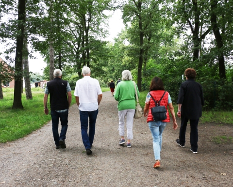 Eine Gruppe Rentnerinnen und Rentner unterwegs 