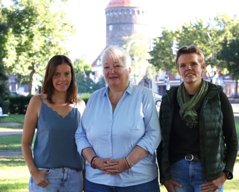 drei Frauen vor einem Turm