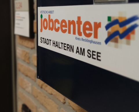 Briefkasten mit der Aufschrift Jobcenter