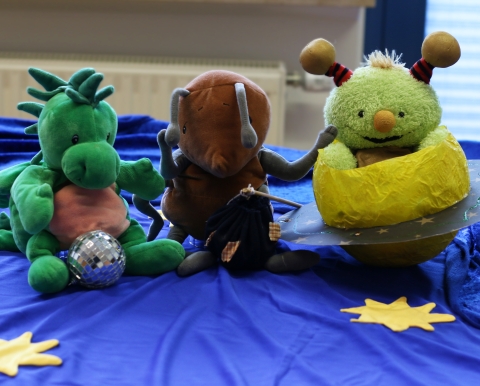 Drei Handpuppen - ein Alien, ein Insekt und ein Drache.