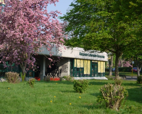 Schulgebäude im Frühling