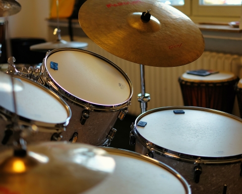 42_B_Zeigt 2 Trommeln und ein Becken