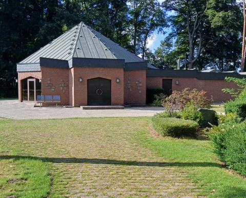 Trauerhalle von außen aus der Ferne fotografiert.