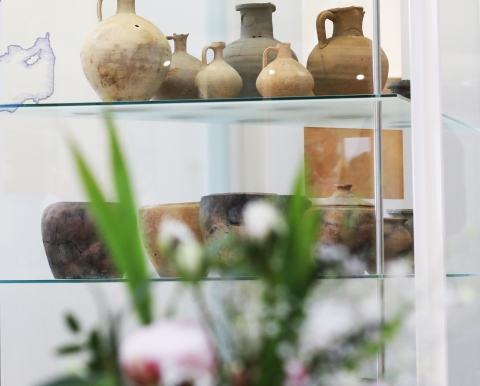 Blumenstrauß und Vasen im Hintergrund