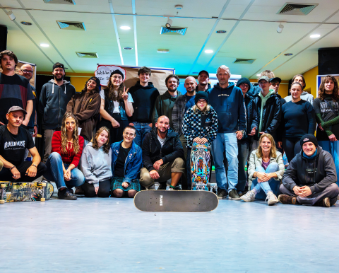 Personengruppe mit Skateboards