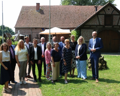 Gruppe von Standesbeamten und Standesbeamtinnen vor einem alten Gebäude